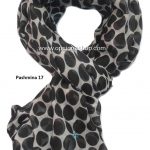 Pashmina bolitas negras